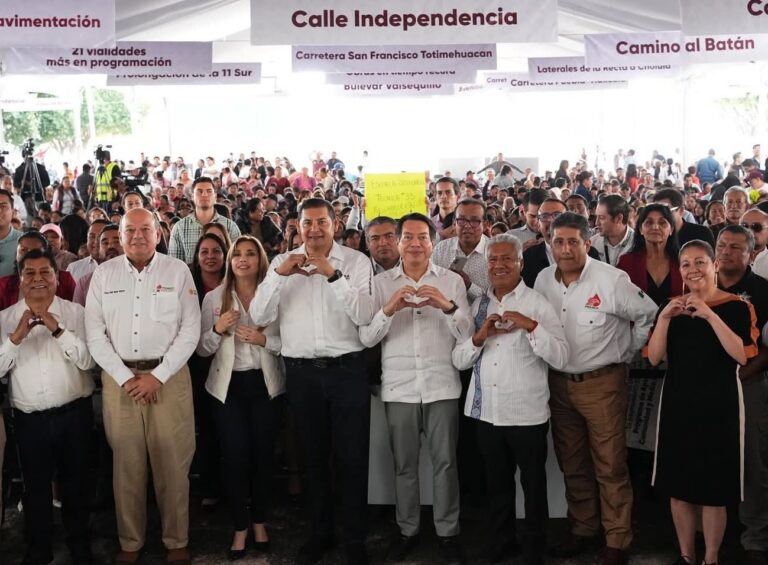 Encabezan secretario y gobernador de Puebla entrega de mobiliario y equipo escolar a 100 planteles de Educación Básica
