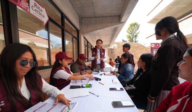 En Puebla, Mario Delgado participa en entrega de tarjetas de la Beca Universal Rita Cetina y supervisa obras del CBTIS No. 300
