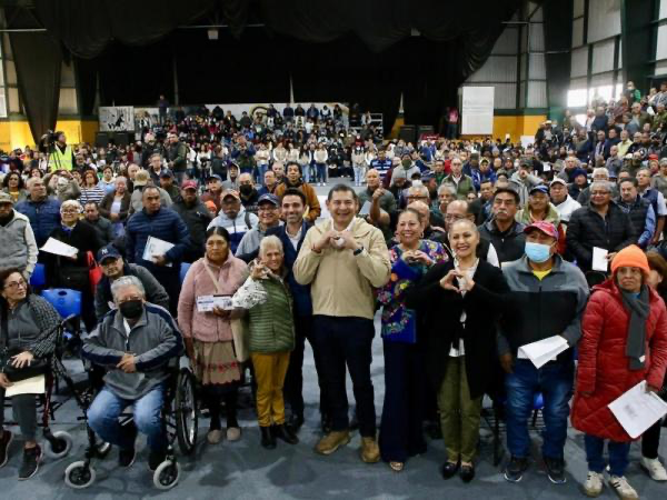 Como un acto de amor y compromiso, mujeres y adultos mayores reciben tarjetas de bienestar