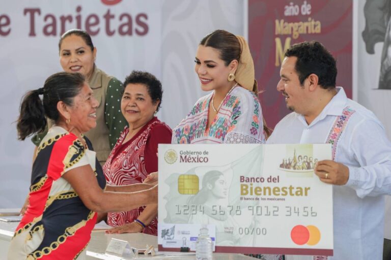 Entrega Evelyn Salgado Pineda tarjetas de Pensión para el Bienestar a Mujeres y Adultos Mayores en Acapulco
