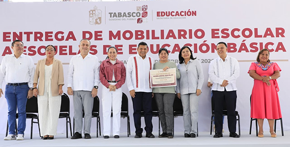 Entrega de mobiliario escolar toma en cuenta a escuelas abandonadas por años, afirman directores beneficiados