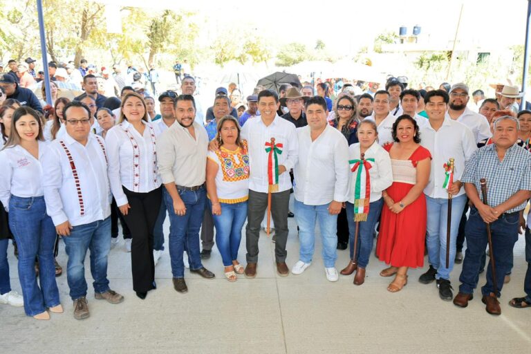 LA PRIMAVERA OAXAQUEÑA FLORECE CON OBRAS EN LOS MUNICIPIOS; SALOMÓN JARA INAUGURA PAVIMENTACIÓN DE LA AVENIDA RÍO SALADO, SANTA CRUZ AMILPAS