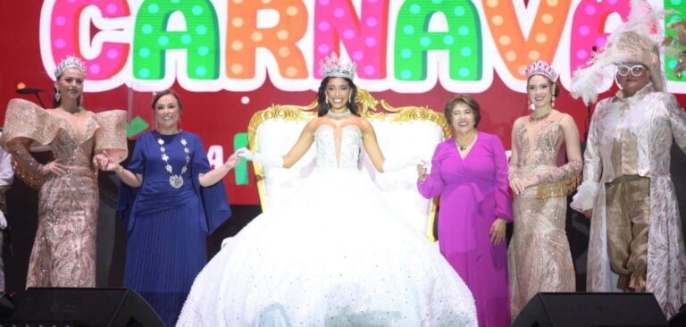Gobernadora Rocío Nahle corona a Fernanda Pumar como Reina del Carnaval de Veracruz