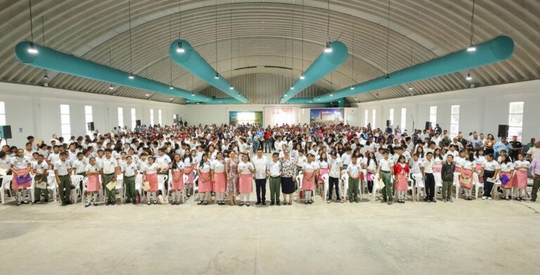 Con entrega de tabletas electrónicas a estudiantes de secundaria de la zona de Los Ríos, Gobierno del Pueblo cierra brechas de desigualdad e impulsa una educación de calidad