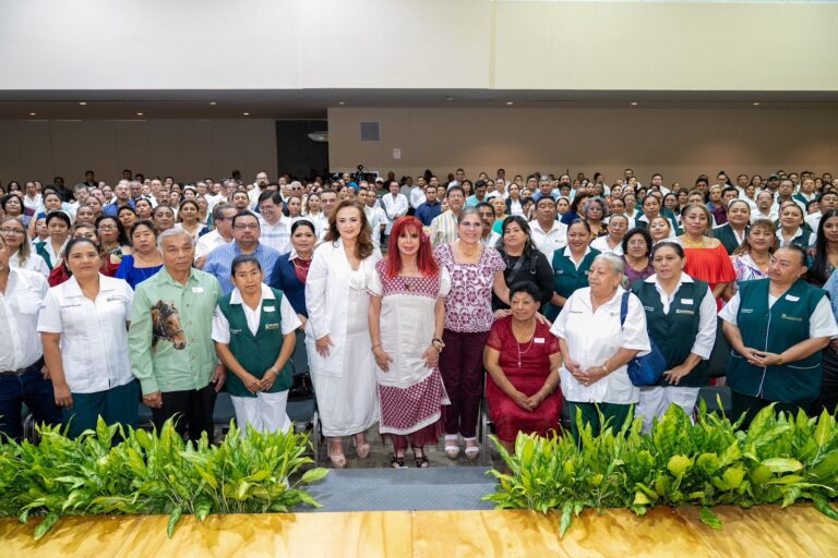Layda Sansores reconoce a más de 300 trabajadores de salud con el Premio Nacional de Antigüedad