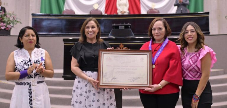 Entregan Premio Estatal a la Mujer Veracruzana a la doctora Ana María Autrán