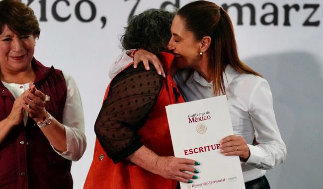 Presidenta Claudia Sheinbaum entrega 500 escrituras y 447 condonaciones de créditos a mujeres de Tecámac, Edomex
