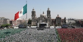Presidenta Sheinbaum celebra récord Guinness por clase masiva de futbol en el Zócalo