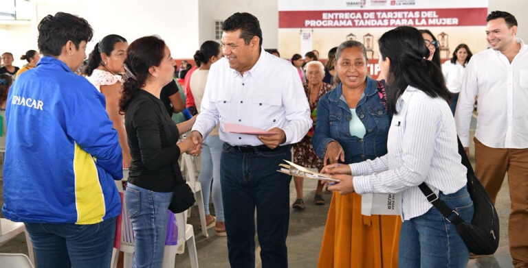 Crónica: Con la visión cardenista de que el país avanza con justicia social, Gobernador Javier May entrega programas que benefician a jefas de familia y estudiantes