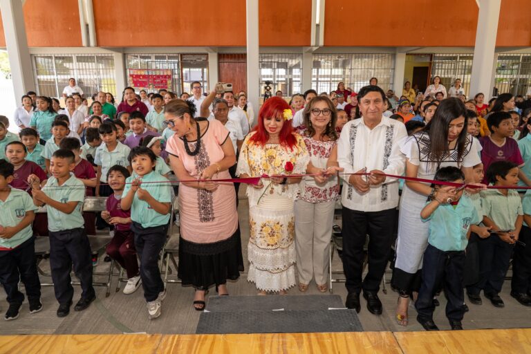 Layda Sansores inaugura rehabilitación de escuela en Campeche