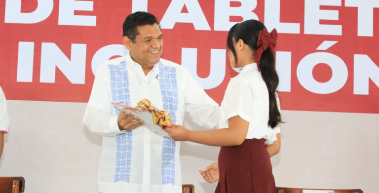 Arranca segunda etapa de Inclusión Digital; entrega Javier May más de 5,700 tabletas en Paraíso y Comalcalco