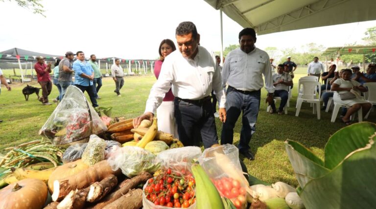 Sembrando Vida también cuida medio ambiente y fomenta alimentación sana, afirma Javier May en visita a viveros del poblado C-41, en Huimanguillo