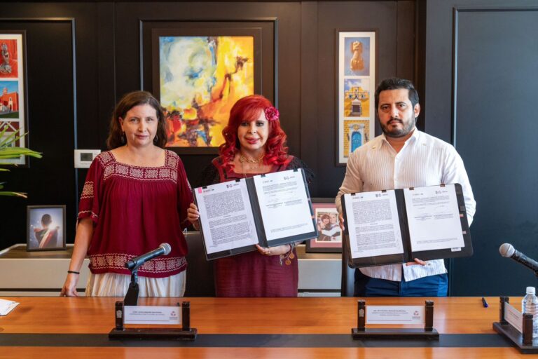 Layda Sansores firma convenio con CFE para otorgar 50% de descuento en recibo de luz en Campeche