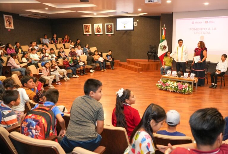 COMPARTE SALOMÓN JARA LECTURA CON ESTUDIANTES DE VALLES CENTRALES