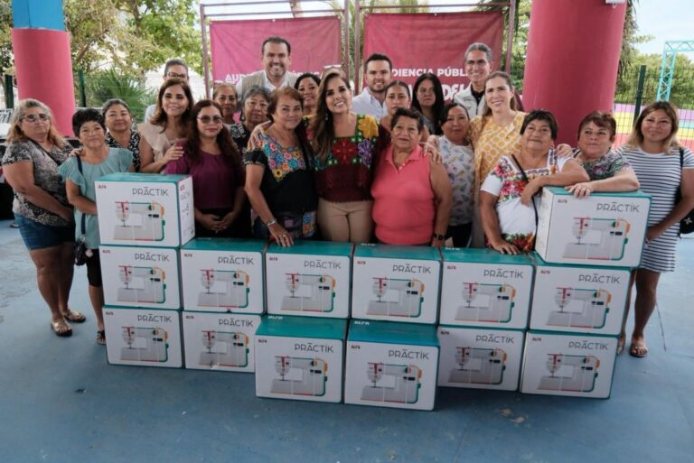 Acerca Mara Lezama apoyos directos a familias durante audiencia “La Voz del Pueblo” en Isla Mujeres