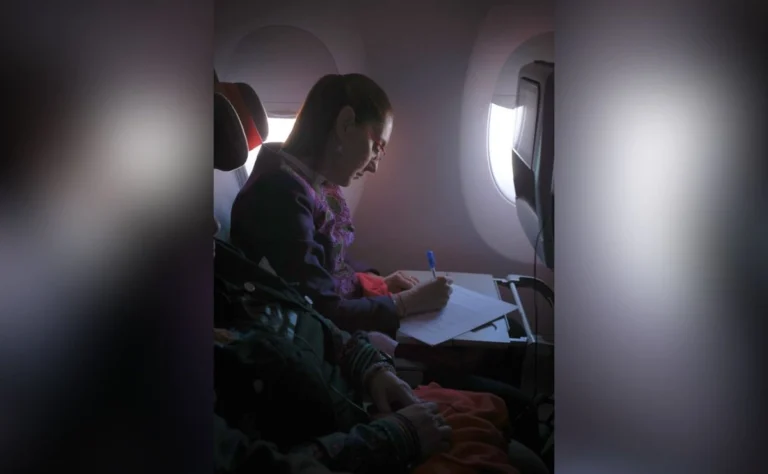 Sheinbaum comparte foto de su travesía rumbo a la Cumbre progresista en Barcelona