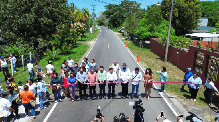 Gobierno del Pueblo cumple rescate de 28 kilómetros de caminos en Comalcalco; atender en territorio sí rinde resultados: Javier May