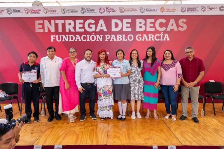 Layda Sansores entrega becas y obras para el bienestar de Calkiní
