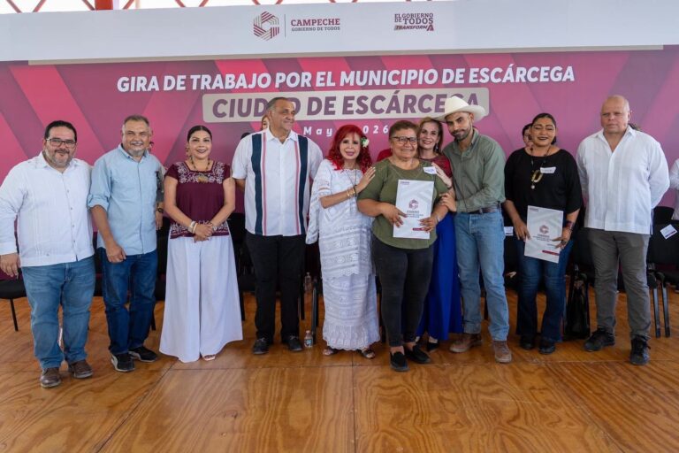 Layda Sansores entrega títulos de propiedad y apoyos de vivienda