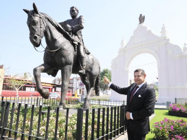 Rehabilita Gobierno del Estado el Arco de Loreto y devela escultura de Ignacio Zaragoza
