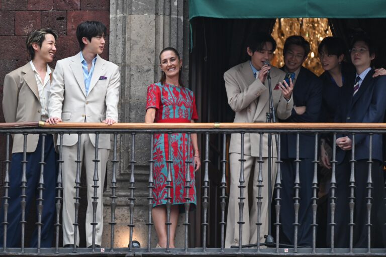 La Presidenta Sheinbaum y Clara Brugada celebran histórico encuentro de BTS con miles de fans en el Zócalo