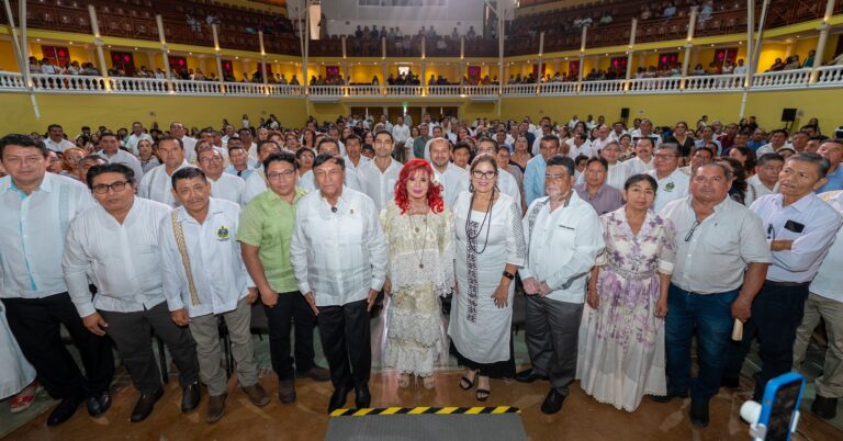 Layda Sansores reconoce trayectoria de docentes campechanos