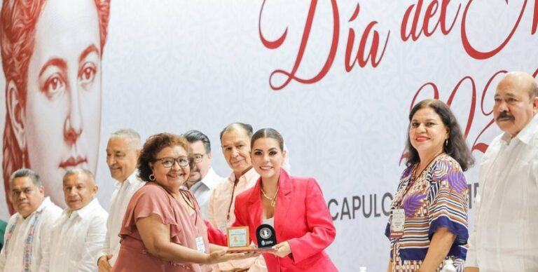 EVELYN SALGADO DIGNIFICA A LOS MAESTROS